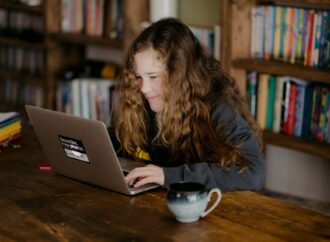 Rząd przekaże laptopy za darmo dla uczniów klas czwartych – krok w kierunku cyfrowej transformacji edukacji