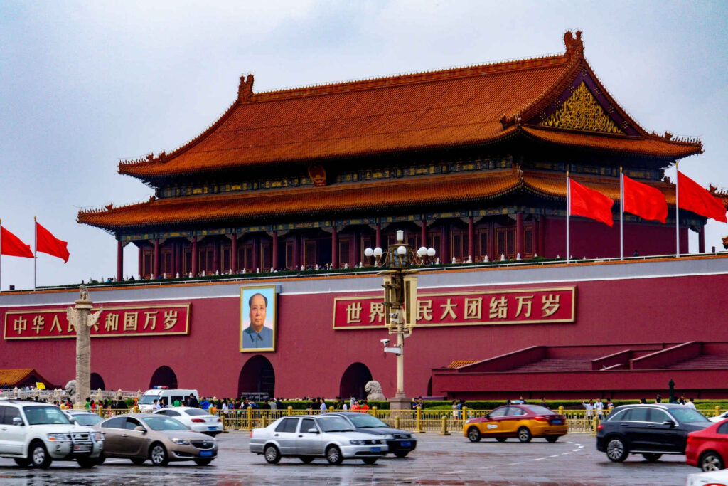 Centrum Pekinu z flagą Chin i portretem Mao, symbolizujące rosnącą potęgę chińskich aplikacji mobilnych na świecie